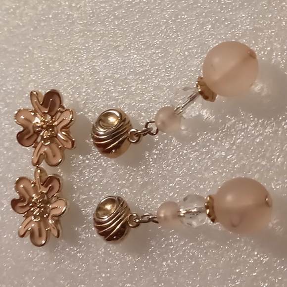 2 pair vintage Enamel floral stud & etched & crystal drop both in gold tone. - Picture 5 of 7